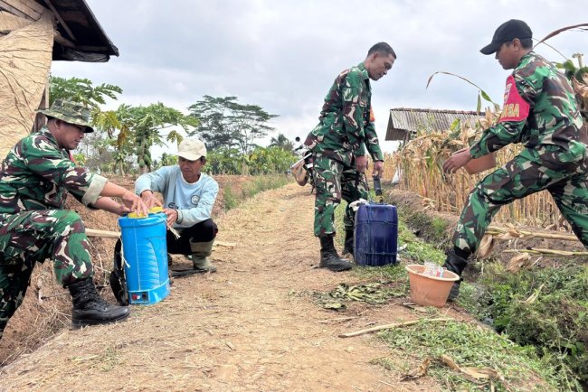 Babinsa Serka Supriyanto Dampingi Petani dan Berikan Penjelasan Pencampuran Herbisida yang Tepat