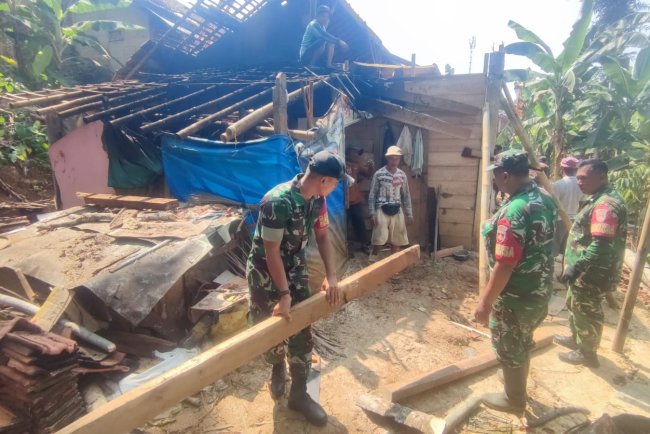 Koramil 11/Punggelan Bersama Warga Gotong Royong Bedah Rumah Bapak Hendi di Jembangan