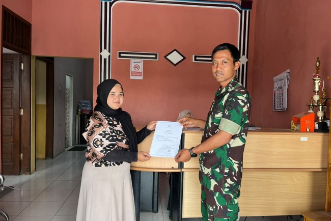 Babinsa Koramil 17 Wanayasa Hadir Untuk Warga Dalam Pendampingan Pembuatan Akte Kelahiran Warga Binaan