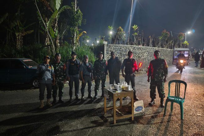 Gotong Royong Danramil Dan Babinsa Bantu Pembuatan Pondasi  Rumah Milik Warga