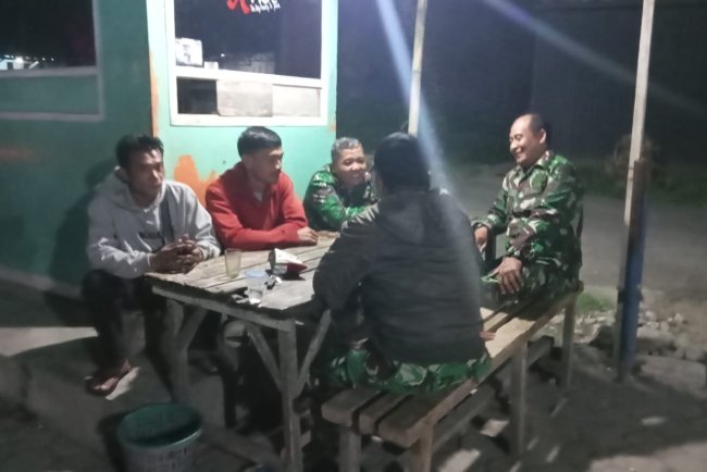 Keamanan Lingkungan Babinsa Koramil 17/Wanayasa melaksanakan Patroli Malam