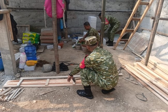 Babinsa Koramil 13/ Banjarmangu Sigap Bantu Warga Bangun RTLH