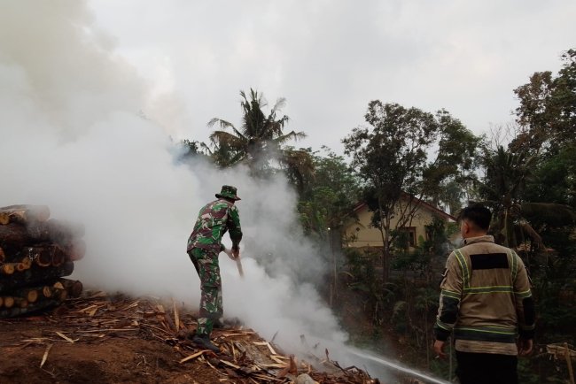 Kebakaran Limbah Penggergajian Kayu di Argasoka, Babinsa dan Damkar Bergerak ke Lokasi