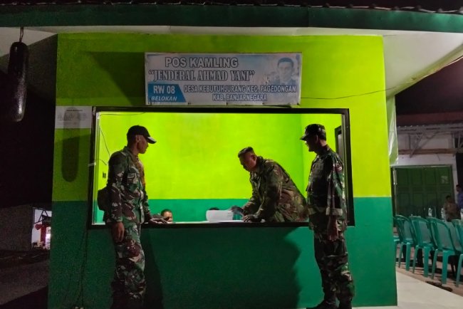 PASTIKAN WILAYAH AMAN, DANRAMIL DAN BABINSA LAKSANAKAN PATROLI SISKAMLING