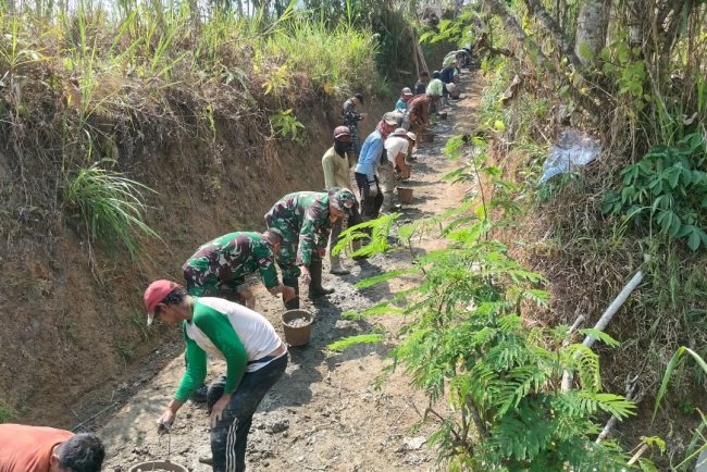 Danramil Beserta Babinsa Koramil 16/Pejawaran Turun Langsung Kerja Bakti Pengecoran Jalan UsahaTani