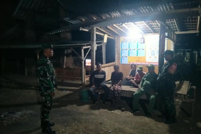 BABINSA KORAMIL 02/Klampok BERSAMA SATUAN LINMAS DAN WARGA MASYARAKAT DALAM KEGIATAN SISKAMLING