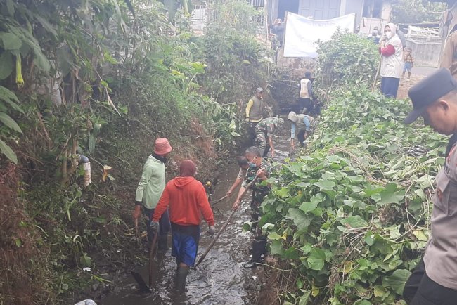 Danramil 17/Wanayasa Turut Serta Melaksanakan Kerja Bhakti Pembersihan Sungai di Desa Binaan