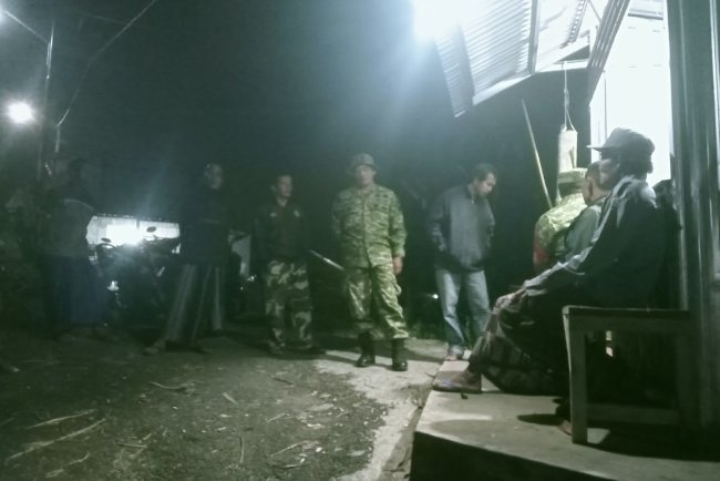 Jaga Keamanan Lingkungan Babinsa Koramil 04 Karangkobar Melaksanakan Patroli Siskamling Bersama Linmas Dan Warga
