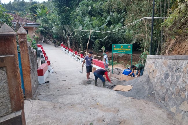 Pemasangan Plang “Negara Hadir untuk Rakyat” Warnai Pembangunan Jembatan Garuda di Paweden