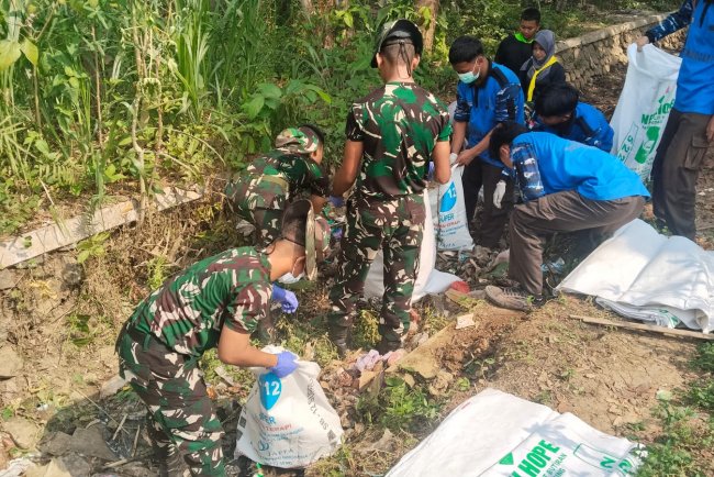 Koramil 02/Klampok Bersama Warga Bersihkan Saluran Irigasi