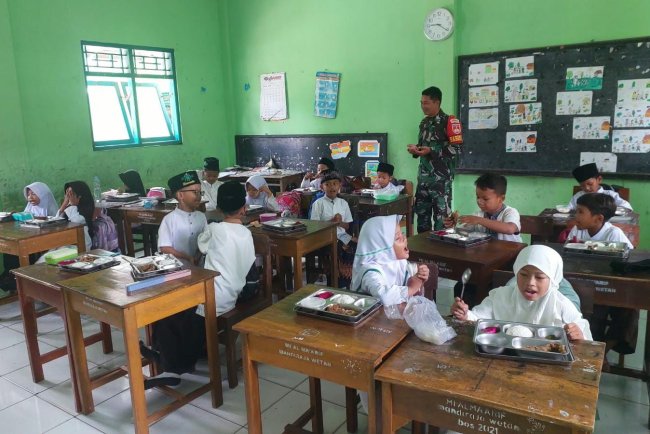  Kodim Banjarnegara Dampingi Distribusi Makan Bergizi Gratis di Somawangi