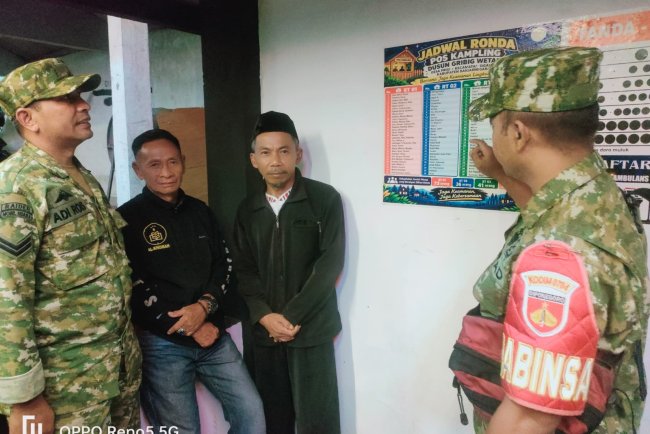 Patroli Siskamling Babinsa Koramil 12 Sigaluh Pastikan Lingkungan Warga Aman