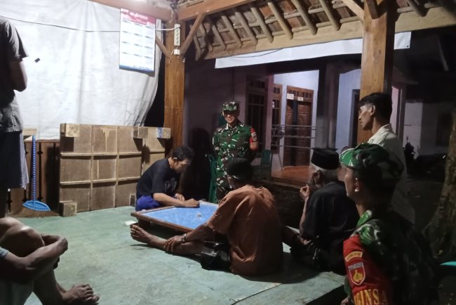 Babinsa Laksanakan Patroli Sambang Kamling Di Wilayah Binaan