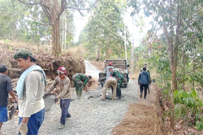 Progres Pengaspalan Jalan TMMD Sengkuyung Tahap IV di Desa Kecepit Capai 60 Persen