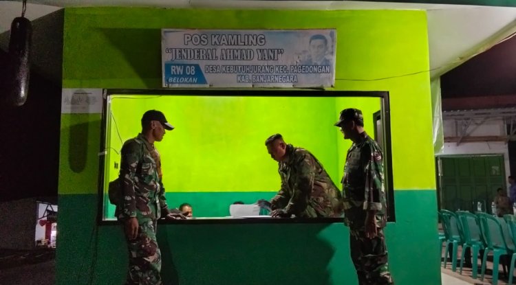 PASTIKAN WILAYAH AMAN, DANRAMIL DAN BABINSA LAKSANAKAN PATROLI SISKAMLING