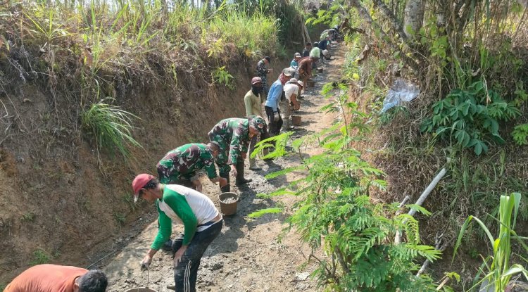 Danramil Beserta Babinsa Koramil 16/Pejawaran Turun Langsung Kerja Bakti Pengecoran Jalan UsahaTani