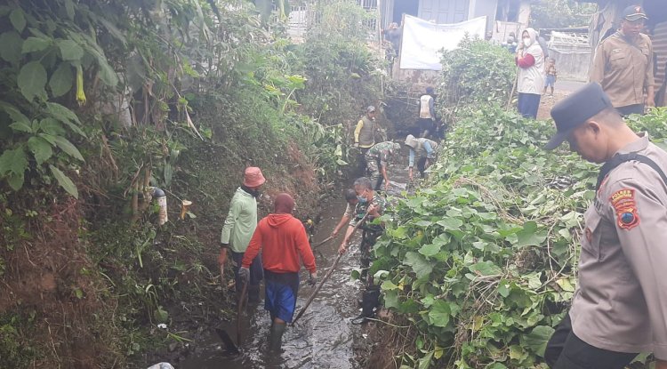 Danramil 17/Wanayasa Turut Serta Melaksanakan Kerja Bhakti Pembersihan Sungai di Desa Binaan