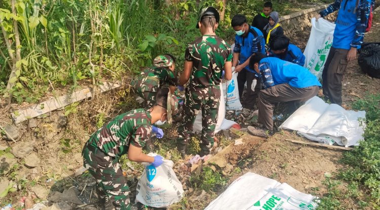 Koramil 02/Klampok Bersama Warga Bersihkan Saluran Irigasi
