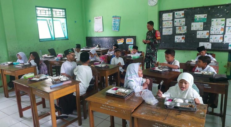  Kodim Banjarnegara Dampingi Distribusi Makan Bergizi Gratis di Somawangi