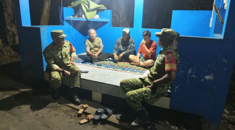 Serka Suyadi Risman Bersama Anggota Lettu Infanteri Eka Purwanta Laksanakan Patroli Siskamling di Desa Pucang