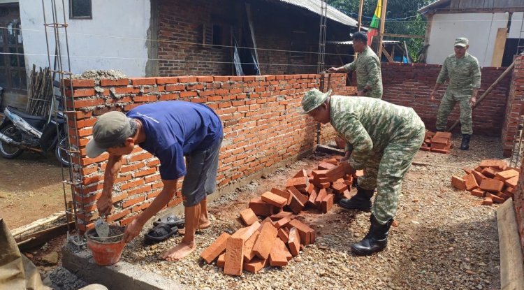 Danramil 06/kalibening bersama warga melaksanakan pendampingan kegiatan Rehabilitasi Rumah Tidak Layak Huni 