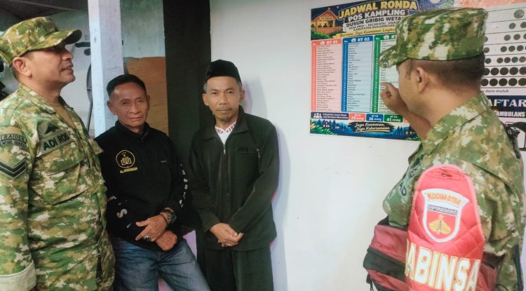 Patroli Siskamling Babinsa Koramil 12 Sigaluh Pastikan Lingkungan Warga Aman