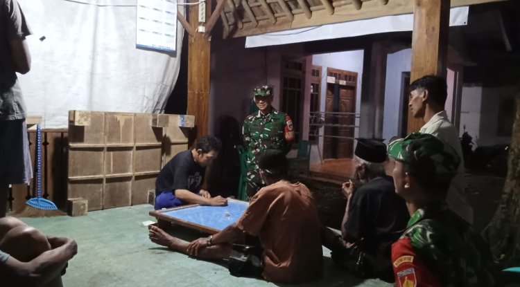 Babinsa Laksanakan Patroli Sambang Kamling Di Wilayah Binaan