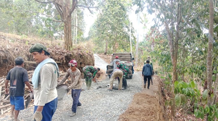 Progres Pengaspalan Jalan TMMD Sengkuyung Tahap IV di Desa Kecepit Capai 60 Persen