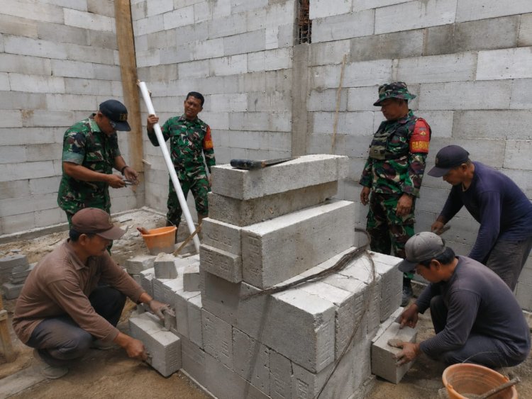 Babinsa Koramil 16/Pejawaran Bantu Pembangunan Rumah Tidak Layak Huni