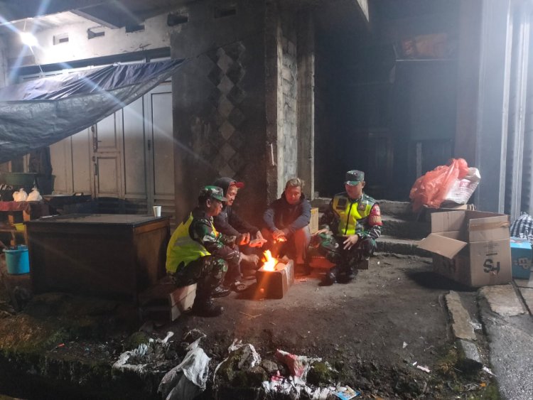 Babinsa Koramil 05/Batur Bersama Warga Tingkatkan Kamtibmas Melalui Patroli malam di Desa Batur