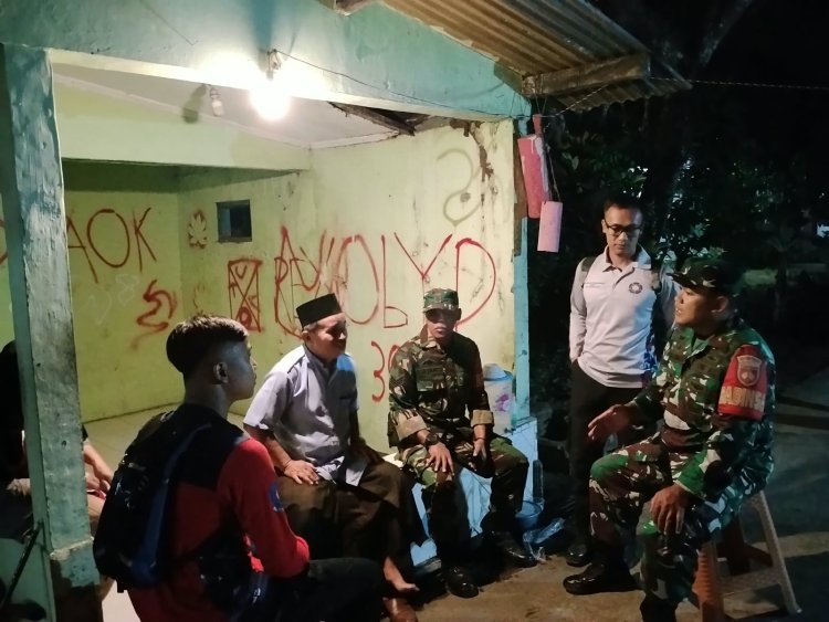 Pastikan Lingkungan Warga Aman Babinsa Laksanakan Patroli Siskamling
