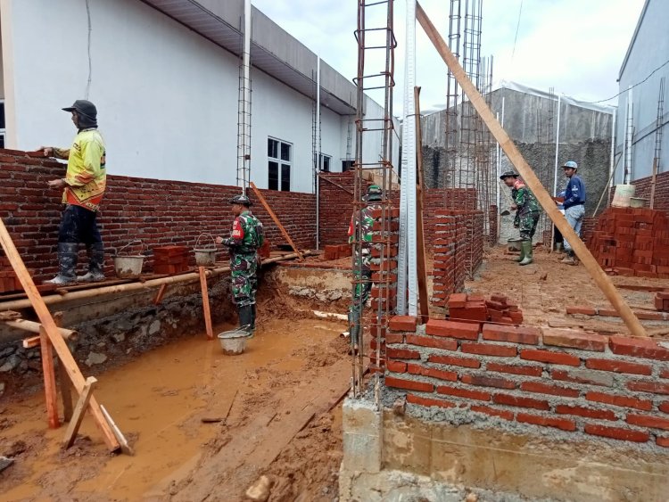 Danramil 06/kalibening bersama warga melaksanakan pendampingan kegiatan Rehabilitasi Rumah Tidak Layak Huni