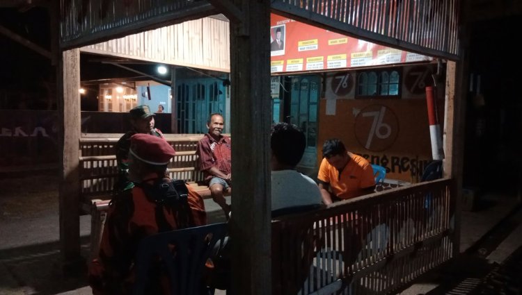 Perkuat Keamanan Lingkungan, Babinsa Koramil 15/Rakit Patroli Malam Bersama Pemuda Pancasila