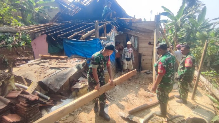 Koramil 11/Punggelan Bersama Warga Gotong Royong Bedah Rumah Bapak Hendi di Jembangan