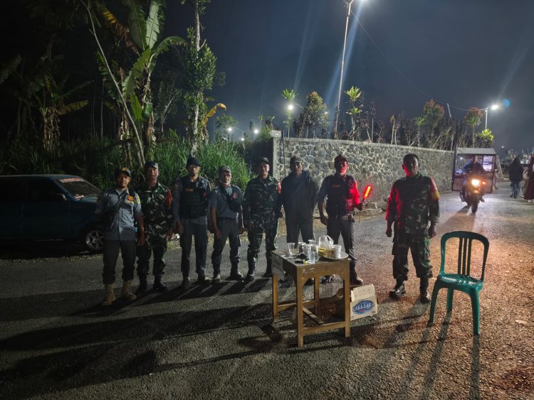 Gotong Royong Danramil Dan Babinsa Bantu Pembuatan Pondasi  Rumah Milik Warga