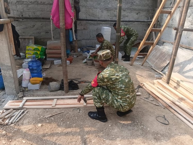Babinsa Koramil 13/ Banjarmangu Sigap Bantu Warga Bangun RTLH