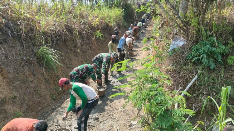 Danramil Beserta Babinsa Koramil 16/Pejawaran Turun Langsung Kerja Bakti Pengecoran Jalan UsahaTani