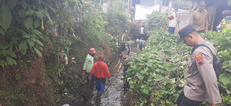 Danramil 17/Wanayasa Turut Serta Melaksanakan Kerja Bhakti Pembersihan Sungai di Desa Binaan