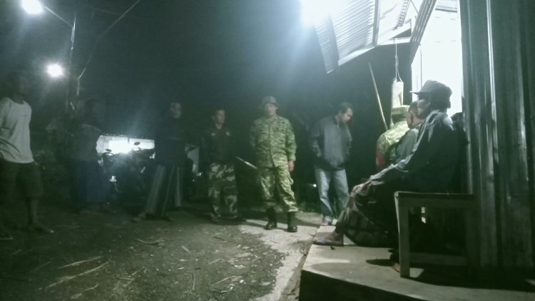 Jaga Keamanan Lingkungan Babinsa Koramil 04 Karangkobar Melaksanakan Patroli Siskamling Bersama Linmas Dan Warga