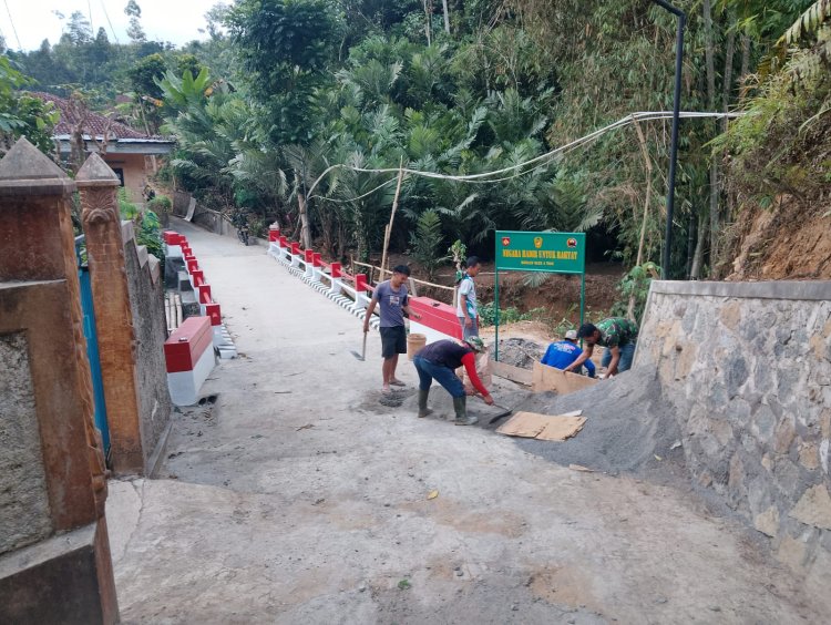 Pemasangan Plang “Negara Hadir untuk Rakyat” Warnai Pembangunan Jembatan Garuda di Paweden