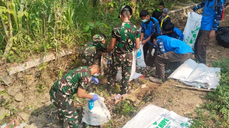 Koramil 02/Klampok Bersama Warga Bersihkan Saluran Irigasi