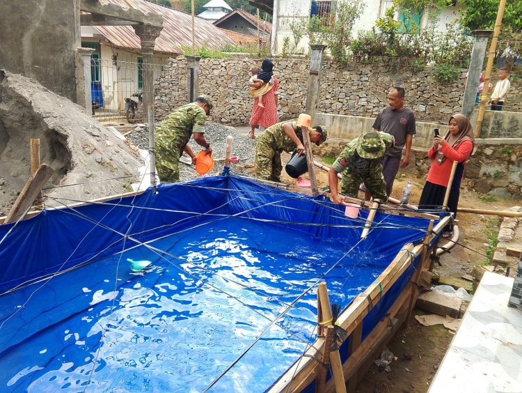 Babinsa Koramil 04/Karangkobar Bersama Relawan Melaksanakan Distribusi Bantuan Air Bersih Kepada Warga