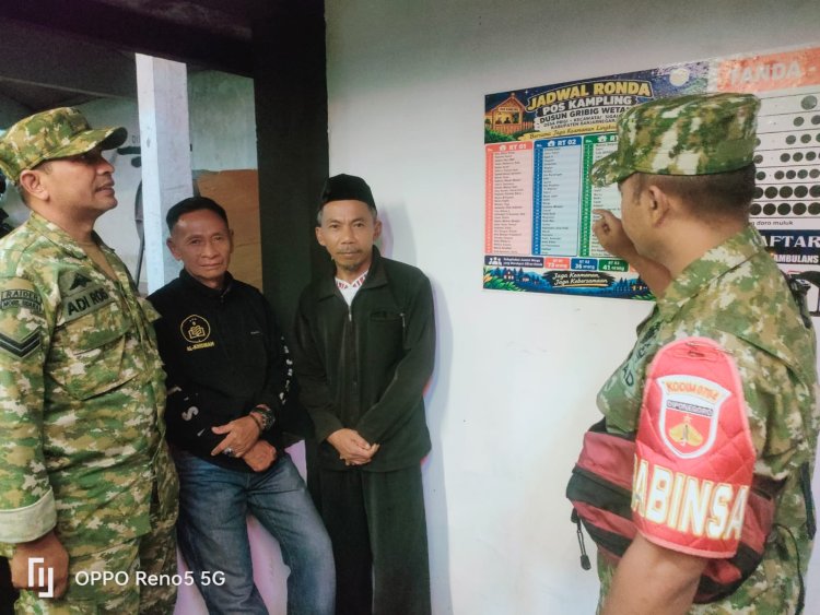 Patroli Siskamling Babinsa Koramil 12 Sigaluh Pastikan Lingkungan Warga Aman