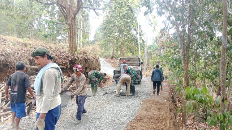 Progres Pengaspalan Jalan TMMD Sengkuyung Tahap IV di Desa Kecepit Capai 60 Persen