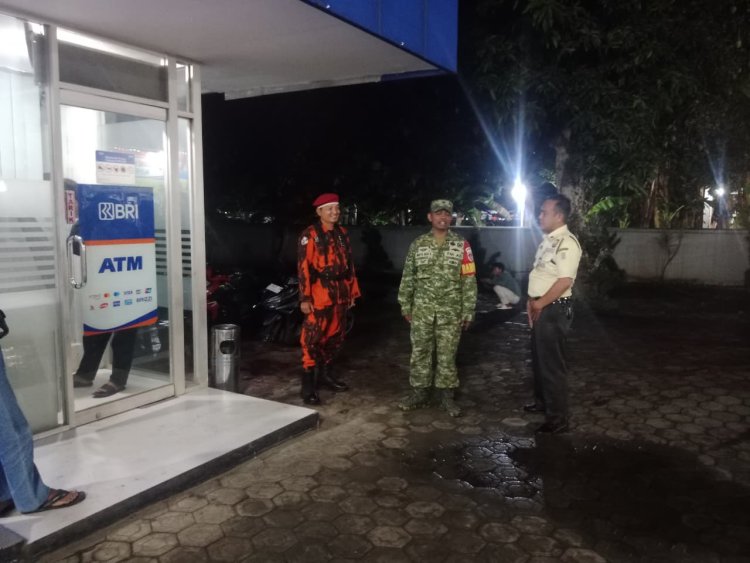 Babinsa bersama Ormas Pemuda Pancasia Intensifkan Patroli Malam di wilayah Wujudkan Lingkungan Aman dan Kondusif